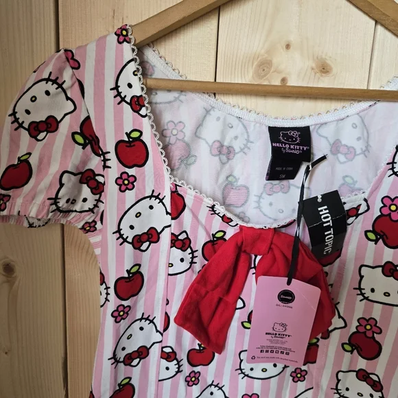 Hello Kitty Sanrio Hot Topic Apples Flowers Bow Blouse Womens Small/Medium - Picture 7 of 13